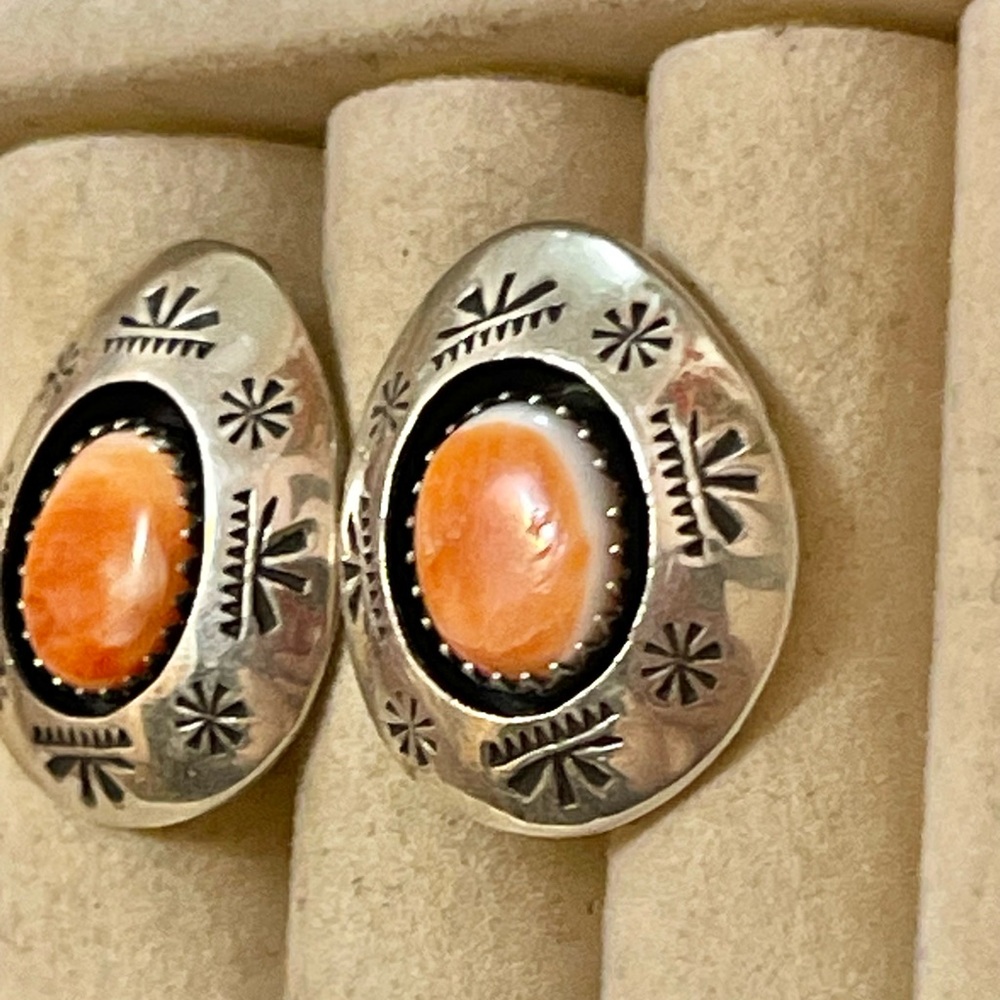 Vintage Handmade Navajo Teddy Goodluck STERLING Spiny Oyster Post Earrings - Picture 5 of 8